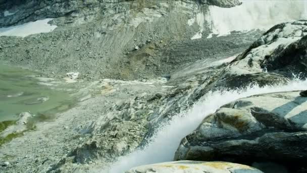 Πεζοπορία Νέων Ακραίες Ορεινές Περιοχές Χαλαρώνοντας Από Παγετώνες Καταρράκτη Ποταμού — Αρχείο Βίντεο