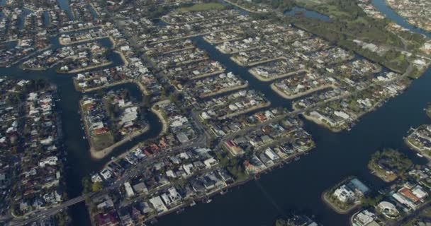 Vista aérea canal beira-mar casas residenciais Gold Coast — Vídeo de Stock