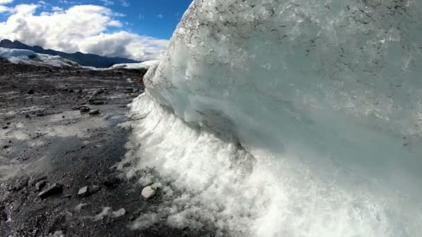 POV moraine saleté et débris dans la glace fondante — Video