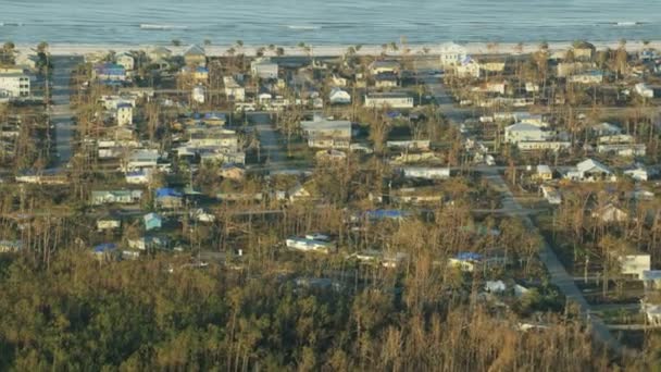 Widok z lotu ptaka huragan uszkodzone nieruchomości dachy Florida Panhandle — Wideo stockowe