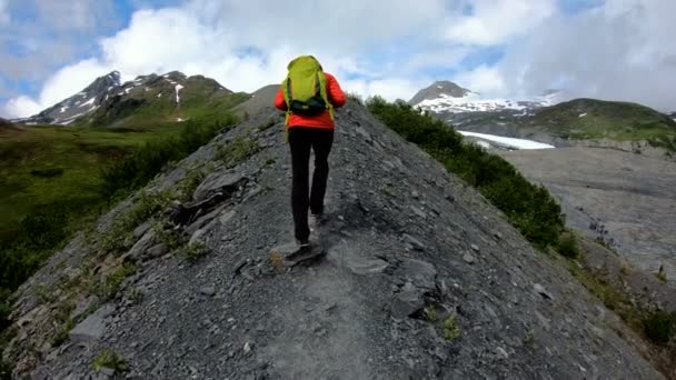 Pov Van Succesvolle Vrouwelijke Kaukasische Wandelaar Loopt Langs Bergkam Naar — Stockvideo