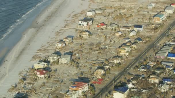 Vista aérea Casas frente al mar destruidas por el huracán Michael — Vídeos de Stock