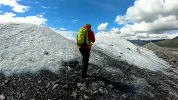 Pov Van Vrouwelijke Kaukasische Wandelaar Die Morene Bedekt Smeltende Sneeuw — Stockvideo