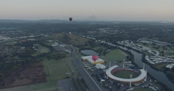 Luftaufnahme Heißluftballons Metricon Stadium Queensland — Stockvideo