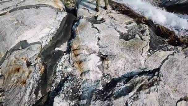 Вид Сверху Женщину Туриста Хели Пользующуюся Успехом Горного Ледникового Водопада — стоковое видео
