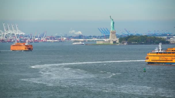 Staten Island forensen veerboot passeren Vrijheidsbeeld — Stockvideo