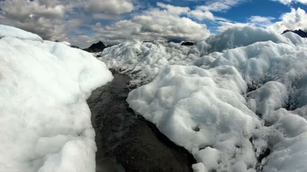 Puing moraine POV dicuci dari gletser belahan bumi utara — Stok Video