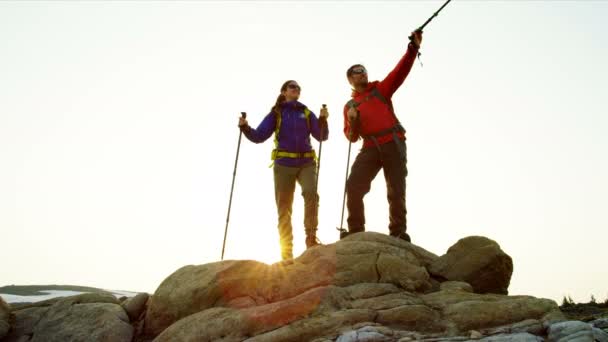 Aktiva Människor Fritid Vandring Extrem Hög Bergsterräng Njuter Det Framgång — Stockvideo