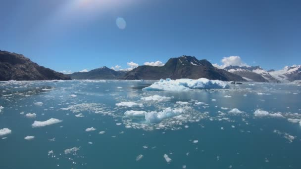 Punto de vista de los icebergs flotantes de la cordillera de Alaska EE.UU. — Vídeos de Stock