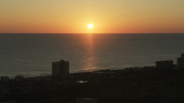 Luchtfoto zonsondergang uitzicht op resort Hotels en appartementen — Stockvideo