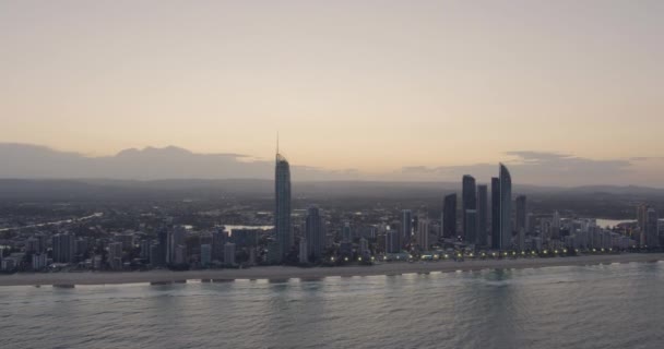 Luftaufnahme der Dämmerung Surfers Paradise Wolkenkratzer Goldküste — Stockvideo