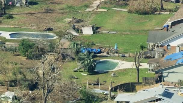 Widok z lotu ptaka huragan uszkodzone nieruchomości dachy Florida Panhandle — Wideo stockowe