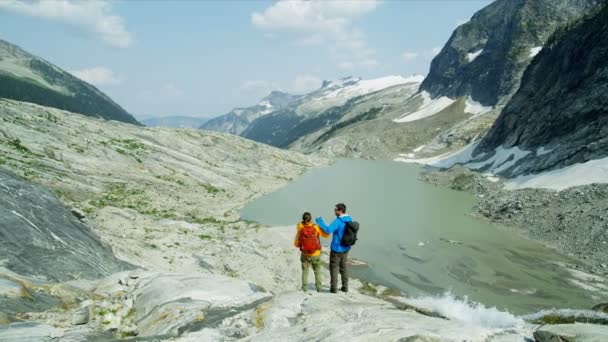 Kavkazský Mladý Sebevědomý Pár Volný Čas Turistika Extrémní Venkovní Horské — Stock video