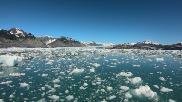 POV Área montañosa salvaje icebergs glaciales Alaska USA — Vídeo de stock