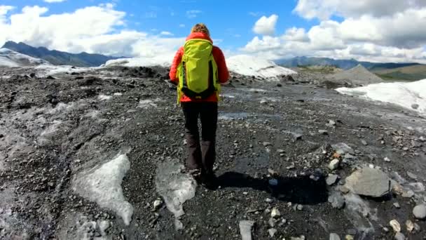 Pov Escursionista Fiducioso Femminile Caucasico Camminando Sulla Neve Scioglimento Ghiaccio — Video Stock