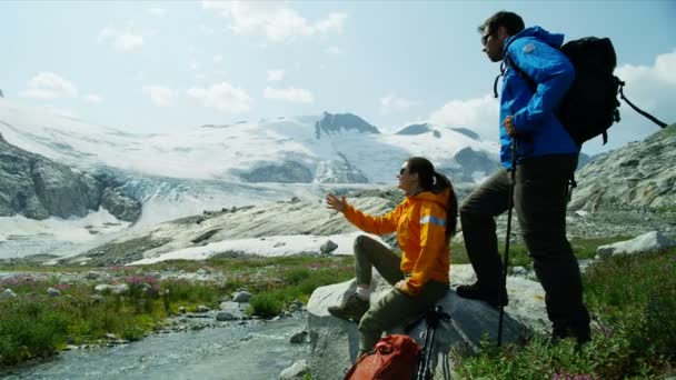 Caminantes Caucásicos Machos Hembras Heli Observando Paisajes Cerca Glaciares Nevados — Vídeos de Stock