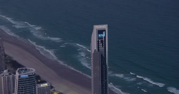 Vista aérea iluminada Surfistas Paraíso arranha-céus Costa dourada — Vídeo de Stock