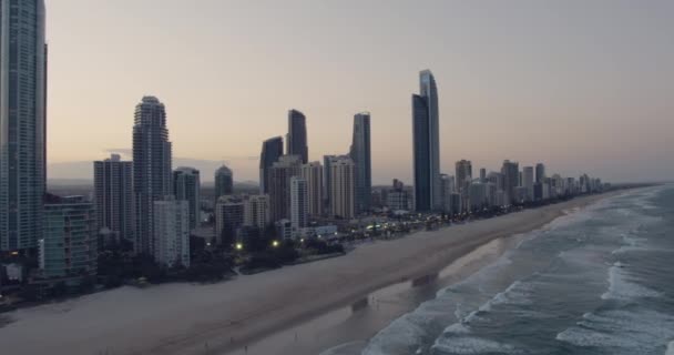 Luchtfoto schemering verlicht uitzicht Surfers Paradise wolkenkrabbers Australië — Stockvideo