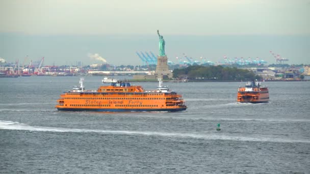 Staten Island ferry passing Port Jersey Docks ΗΠΑ — Αρχείο Βίντεο