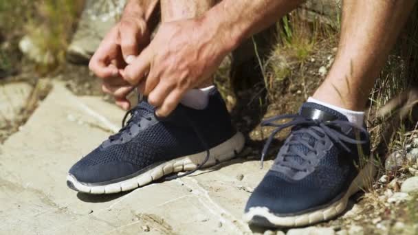 Mãos Corredor Amarrando Cadarços Sapatos Esportivos Antes Correr Rotina Montanhas — Vídeo de Stock