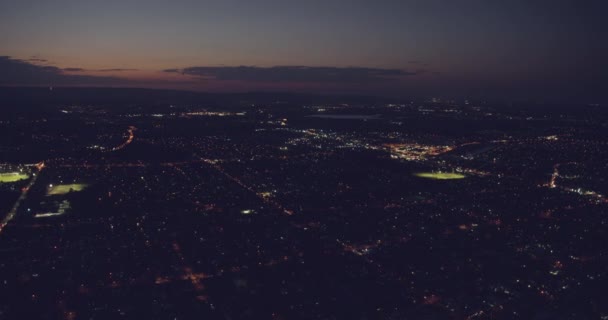 Lucht nacht verlicht uitzicht residentiële buitenwijken Gouden kust — Stockvideo