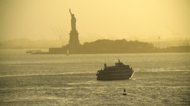 Solnedgång vy Frihetsgudinnan New York City — Stockvideo