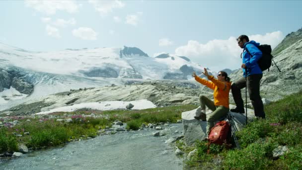 Kaukasische Heli Wanderer Betrachten Landschaft Der Nähe Des Schneebedeckten Eisgletschers — Stockvideo