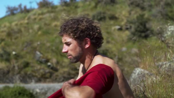 Atletisk Vit Skäggig Man Trail Runner Sätta Tee Skjorta För — Stockvideo