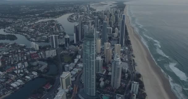 Vista aérea del amanecer Surfistas Paradise rascacielos Costa dorada — Vídeos de Stock