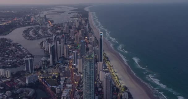 Flygfoto skymning belyst vy Surfare Paradise skyskrapor Australien — Stockvideo
