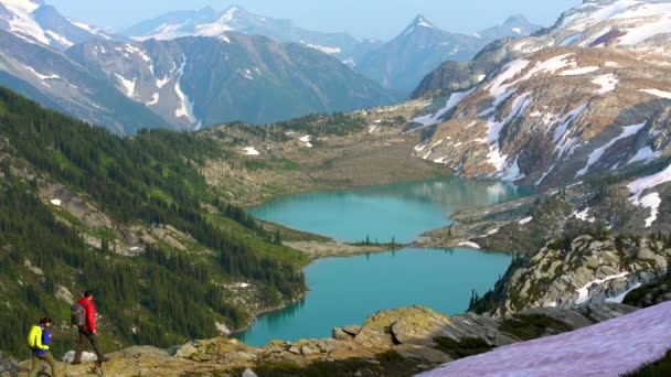 Výhled Jezero Heli Hiker Samec Samice Mladá Kavkazská Chůze Podél — Stock video