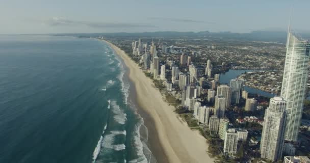 Gökyüzü manzaralı Sörfçüler Cennet gökdelenleri Altın Sahil Queensland — Stok video