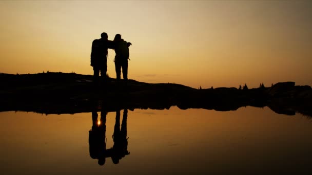 Silhouet Bij Zonsondergang Van Jonge Zelfverzekerde Mannelijke Vrouwelijke Heli Wandelaars — Stockvideo