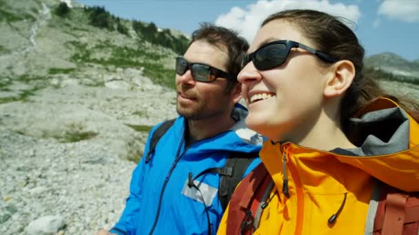 在户外积极参加白人探险的男女徒步旅行者观看不列颠哥伦比亚省周围的山景 — 图库视频影像