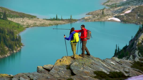 Mladý Dobrodružný Muž Žena Heli Turisté Kavkazští Turisté Prohlížení Ledovcové — Stock video