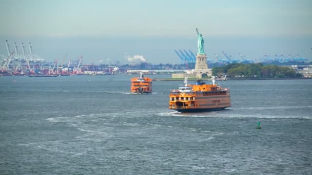 Staten Island forensen veerboot passeren Vrijheidsbeeld — Stockvideo