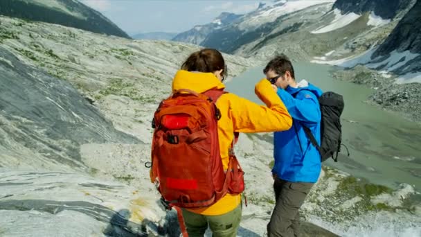 Szczęśliwy Młody Biały Para Wypoczynek Piesze Wędrówki Ekstremalnych Odkryty Górski — Wideo stockowe