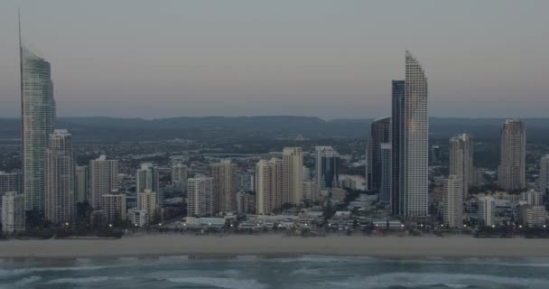 Vista aérea do nascer do sol Surfistas Paraíso arranha-céu Costa dourada — Vídeo de Stock