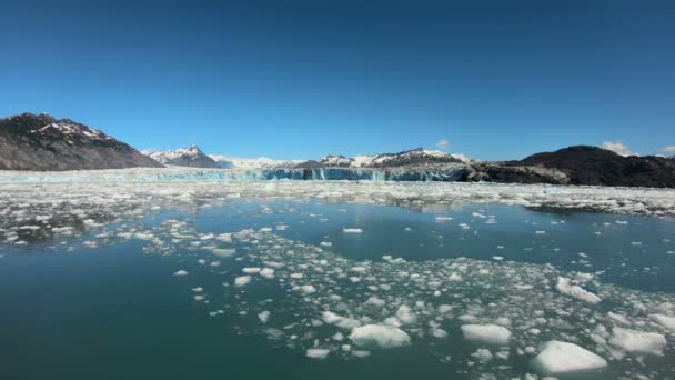 Gran área del océano cubierta de hielo rota del glaciar — Vídeo de stock