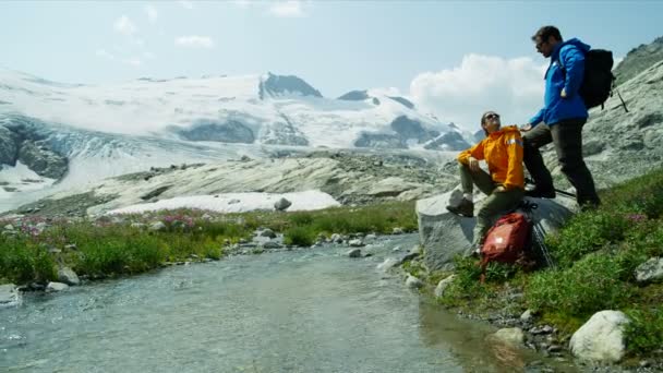 Young Hikers Relaxing Caucasian Travelers Relaxing Glacial Stream Mountains Ice — Stock Video