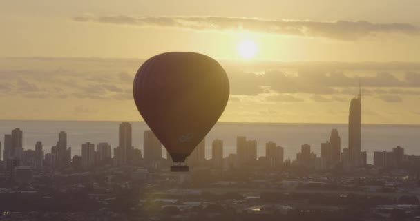 Aerial sunrise hot air Balloon city skyscrapers Australie — Video