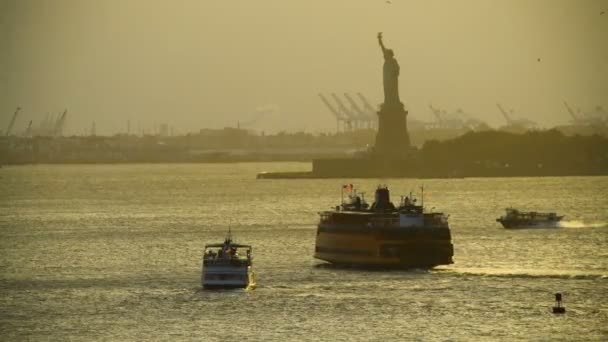 Sunset view commuter ferries by Statue Liberty USA — Vídeo de stock
