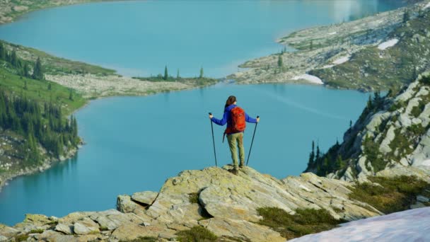 Výhled Jezero Heli Hiker Žena Mladý Kavkazský Traveler Hiking Malebné — Stock video