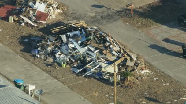 Vue aérienne débris de propriété après une onde de tempête d'ouragan — Video