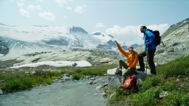 Blick Auf Heli Wanderer Männliche Und Weibliche Junge Kaukasische Reisende — Stockvideo