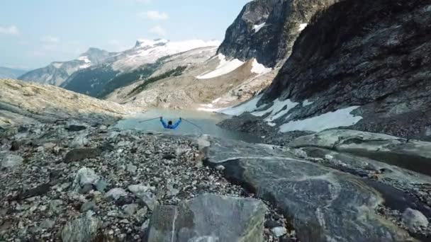 Kanadalı Rocky Dağları Ndaki Buzdan Gölü Gören Başarılı Erkek Yürüyüşçünün — Stok video