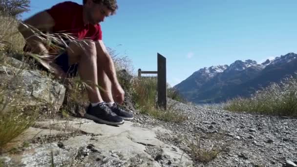 Barbudo Caucasiano Corredor Trilha Masculina Amarrar Sapatos Atacadores Preparando Para — Vídeo de Stock