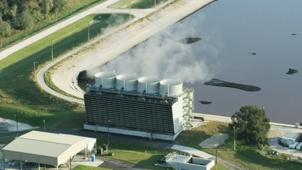 Luftaufnahme Des Industriekraftwerkskomplexes Mit Riesigen Ventilatoren Die Gekühlten Wasserdampf Direkt — Stockvideo