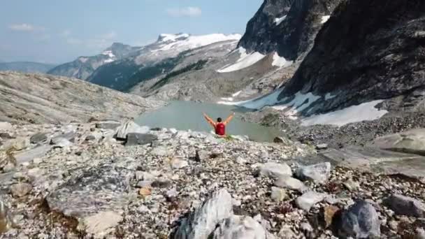 Повітряний Вид Кавказьку Жінку Успішний Турист Хелі Відпочиває Від Гірського — стокове відео
