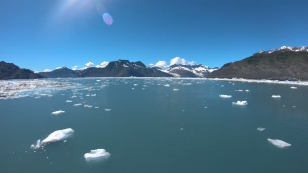 Zomer berg sneeuw en gletsjer drijvend ijs Alaska — Stockvideo